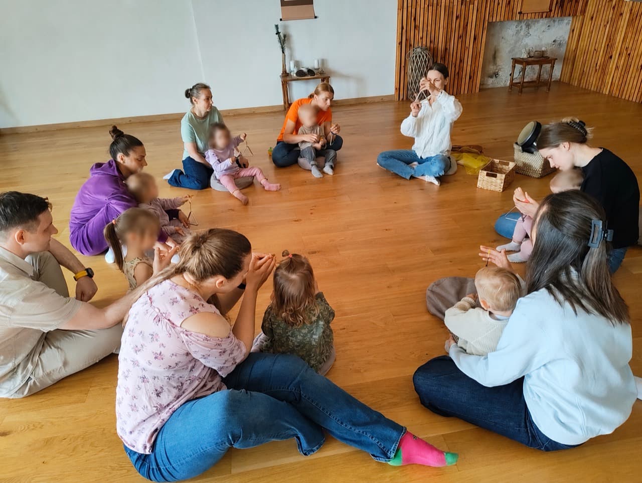 Vaikai Solio muzikos užsiėmime rate